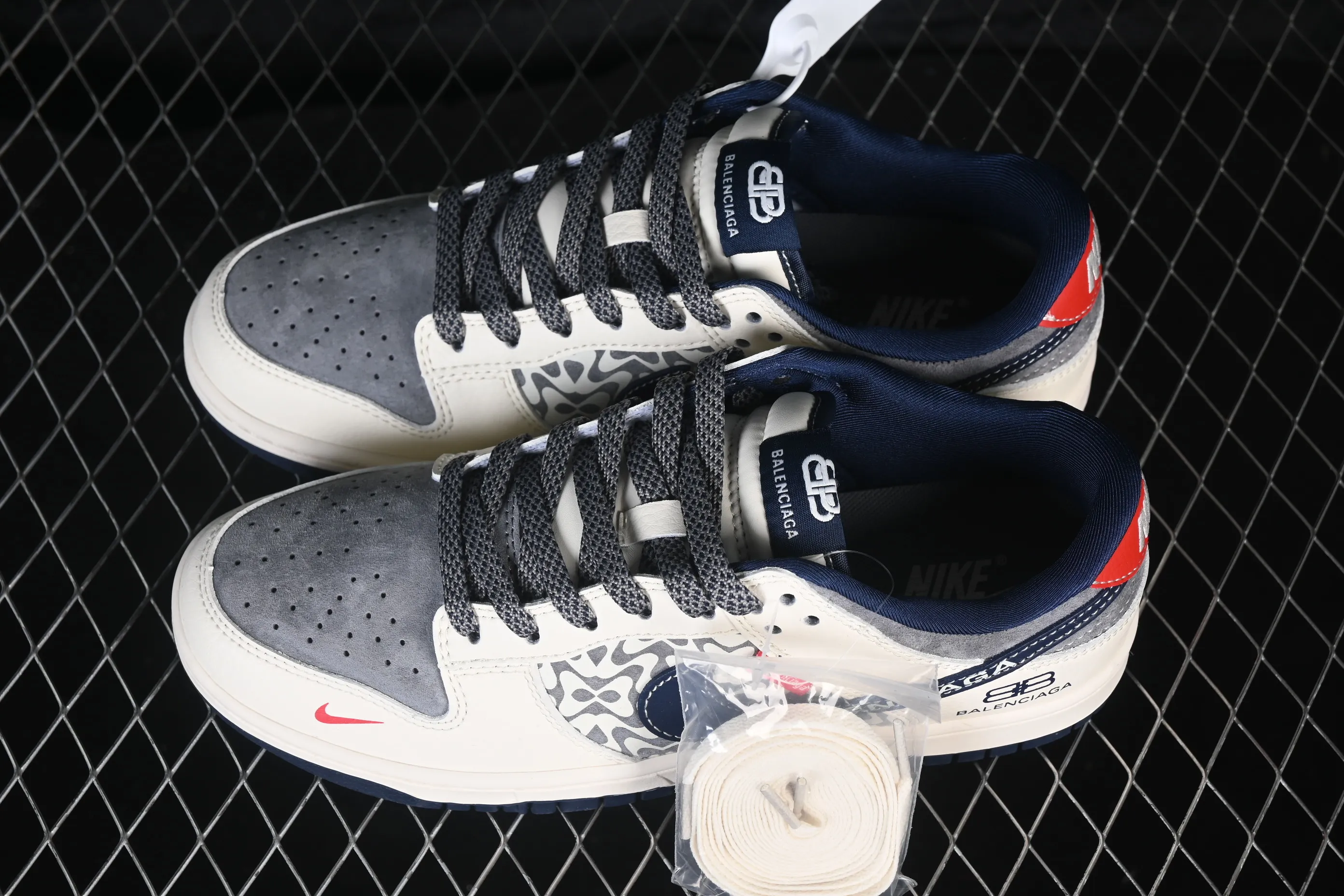 All categories Nk SB Dunk Series Nk SB Dunk Low High-end customized low-top sneakers Nike SB Dunk Low Balenciaga co-branded white gray blue suede High-end customized low-top casual sneakers XD1588-242